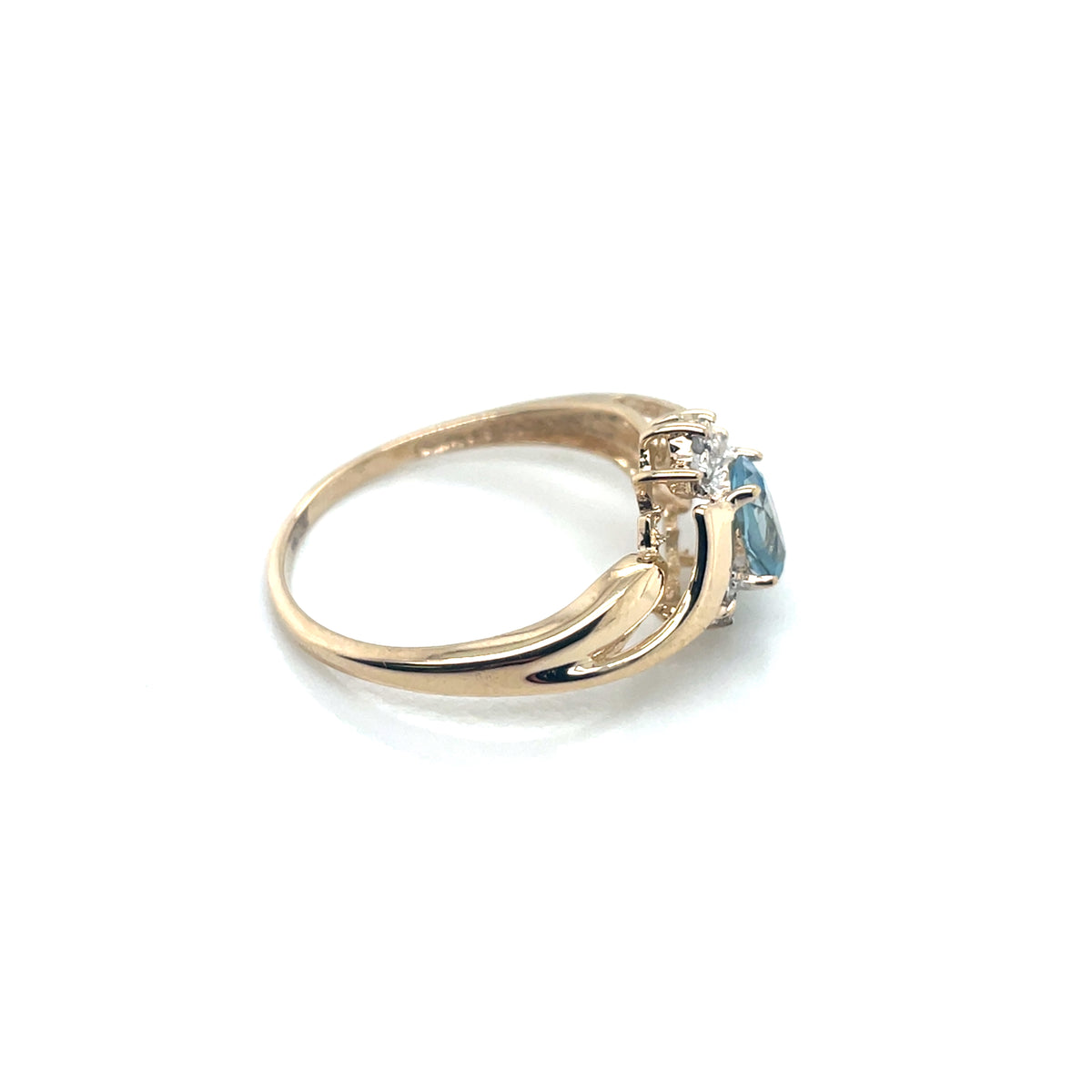 10k Yellow Gold Aquamarine and Diamonds Ring